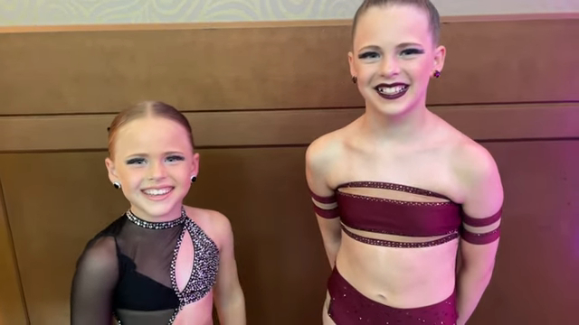 File:Lainey & Reagan Hess @ Dance Awards 1.jpg