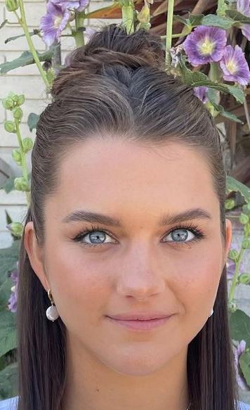 File:Chloe East 2022.jpg